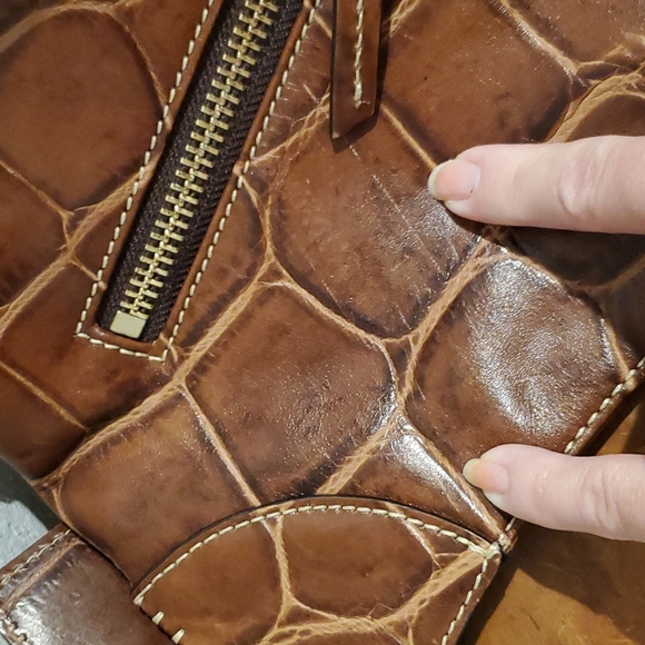 Dooney & Bourke leather purse. Must see - BENEFITS RESCUE DOGS= CLOSET CLOSING - Picture 13 of 16